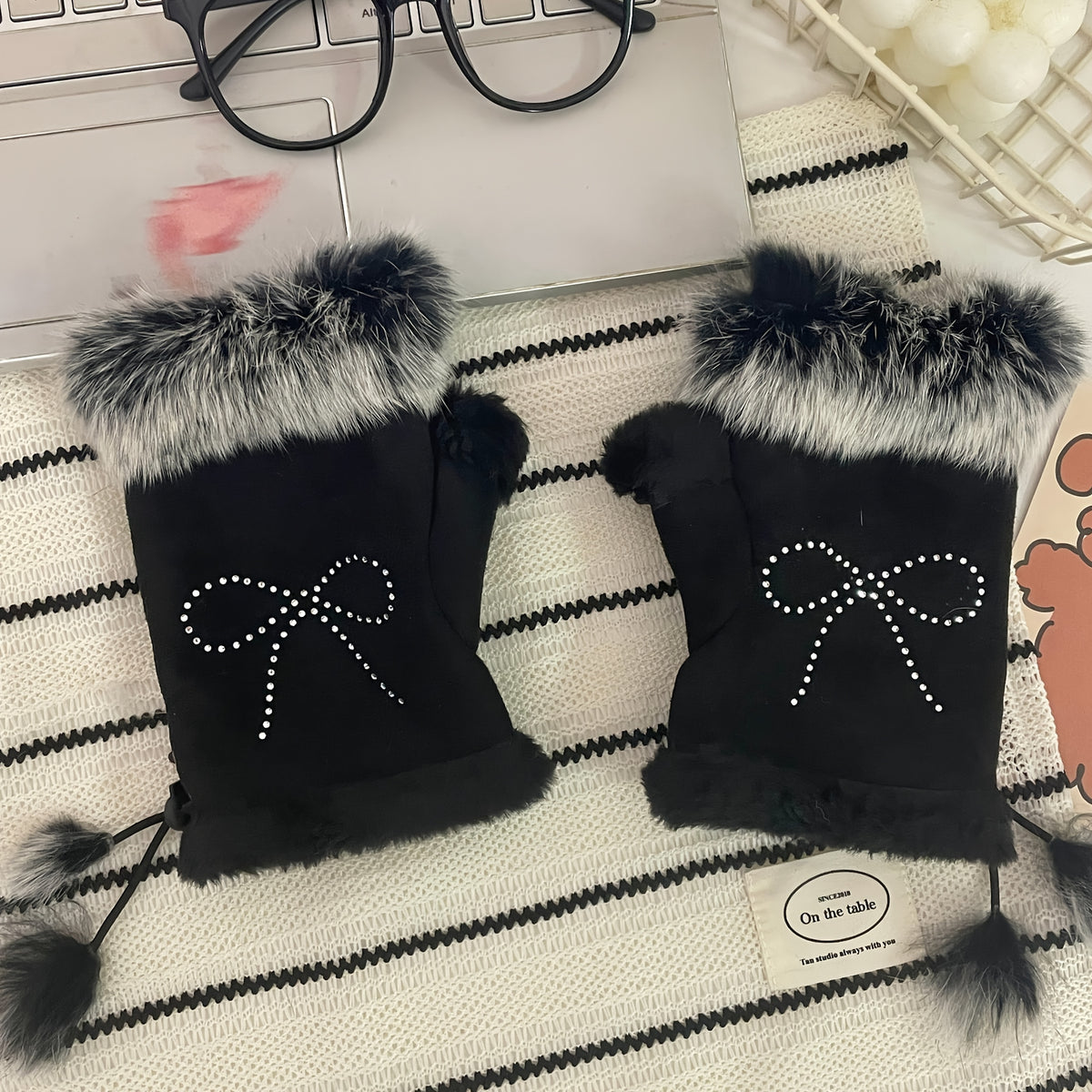 Paire de mitaines femme noires vue du dessus, nœuds en strass
