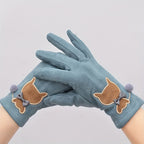 Gants femme bleu canard en suédine, motif chat camel et pompon