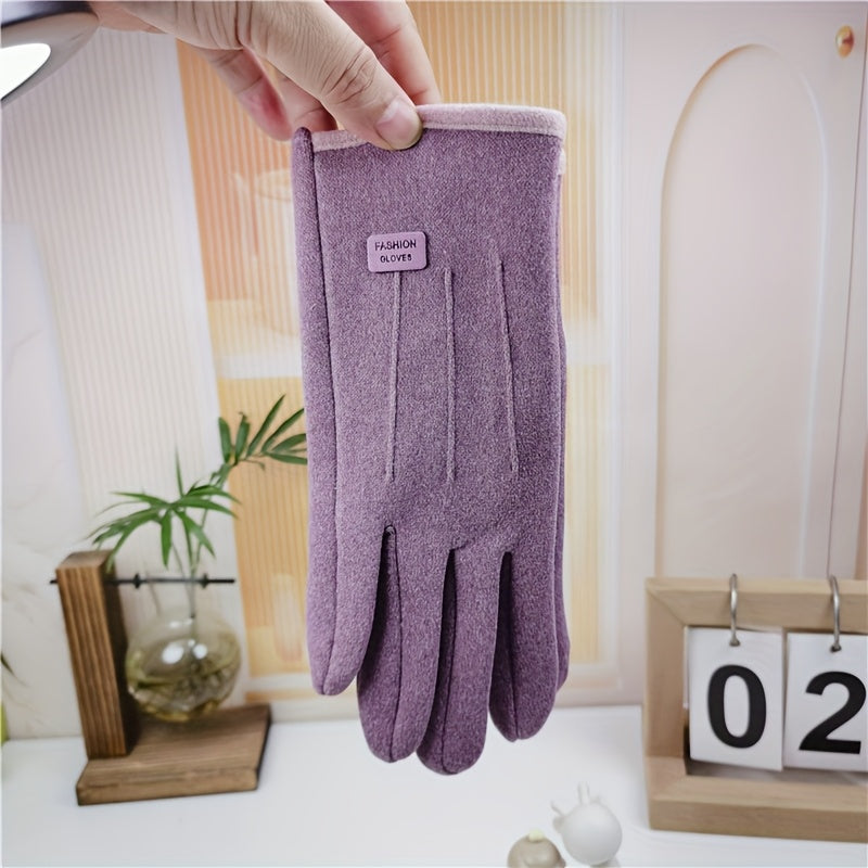 Gants femme façon tweed portés, usage quotidien