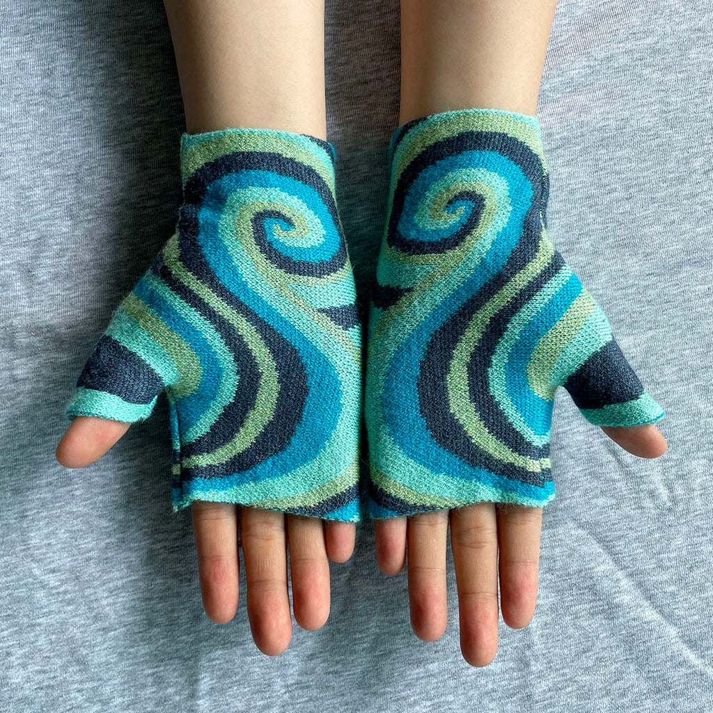 Mitaines femme bleu clair portées, spirales vertes et bleues