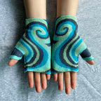 Mitaines femme bleu clair portées, spirales vertes et bleues