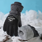 Gants de ski noir et gris, doublure polaire visible, posés sur la neige
