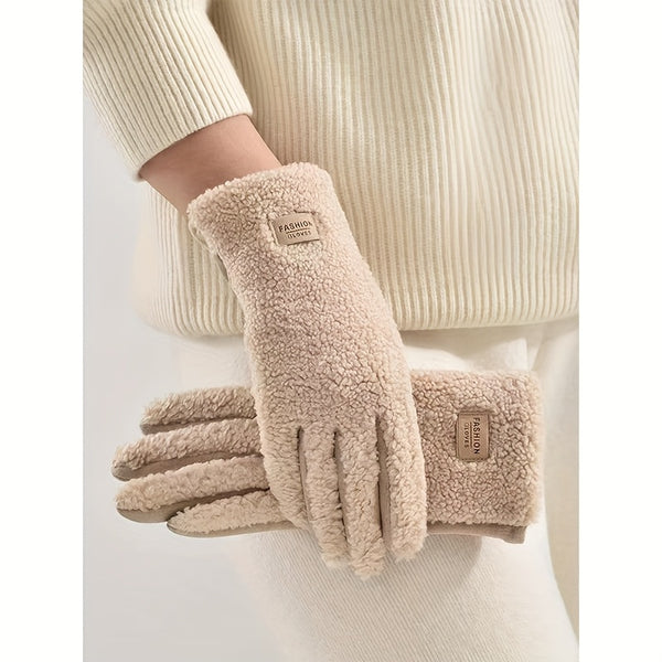 Gants fourrure femme effet teddy beige portés avec un pull crème