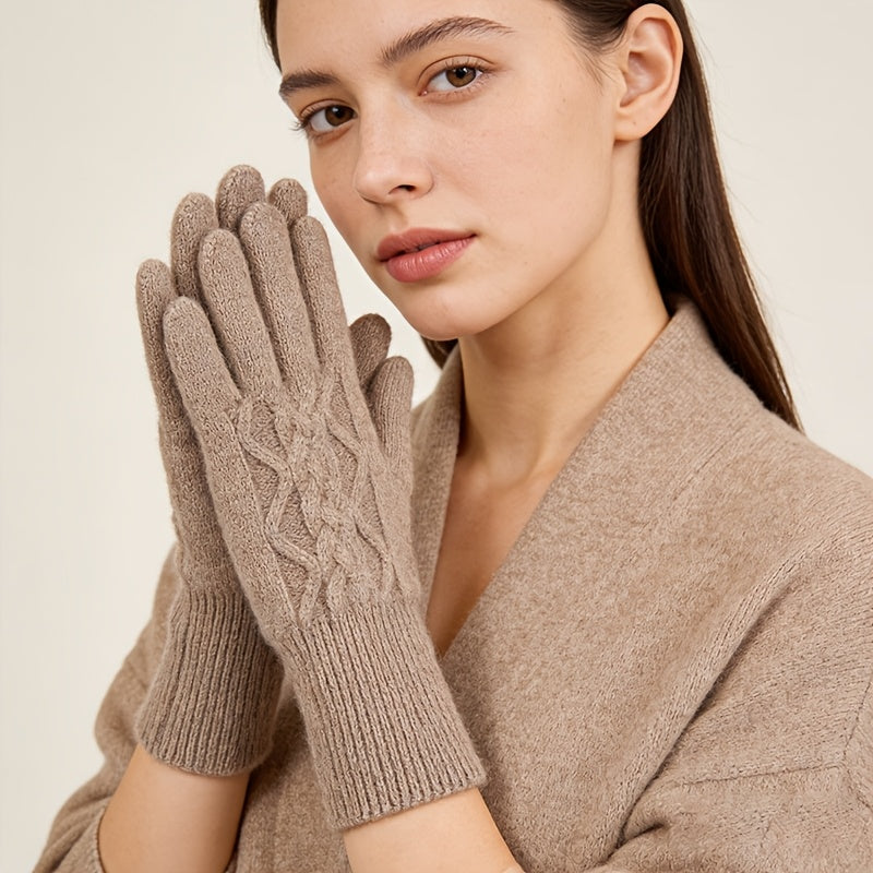 Gants cachemire femme taupe portés, motif torsadé et longue manchette côtelée