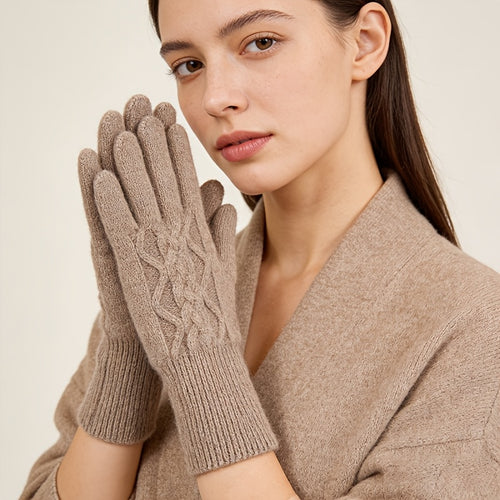 Gants cachemire femme taupe portés, motif torsadé et longue manchette côtelée