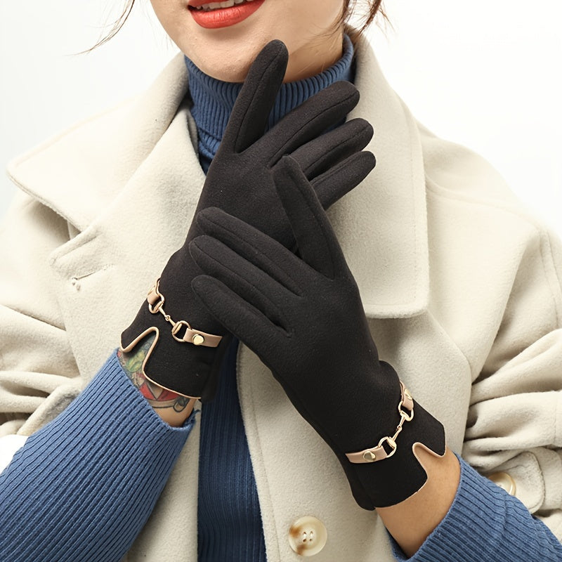 Gants femme noirs portés avec un manteau écru et un col roulé bleu