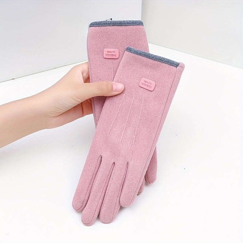 Gants femme façon tweed portés, usage quotidien