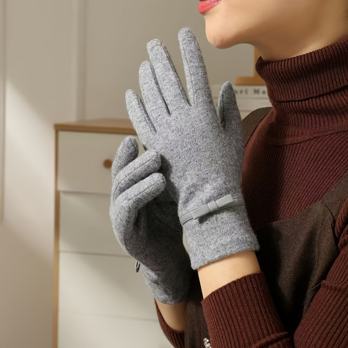 Gants en laine femme gris portés, nœud gris au poignet