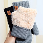 Détail du pouce séparé sur la moufle rayée