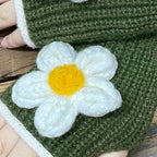 Gros plan sur la marguerite blanche et jaune crochetée en relief