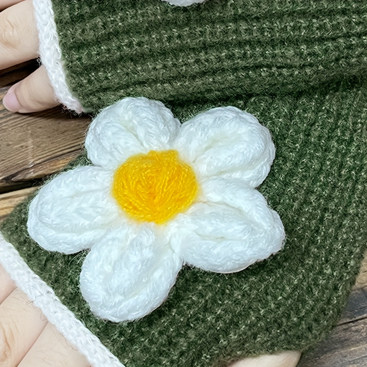 Gros plan sur la marguerite blanche et jaune crochetée en relief