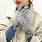 Gants femme gris portés, vue du dessus de la main et du poignet