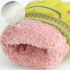 Gants de ski, portés avec des bâtons de ski