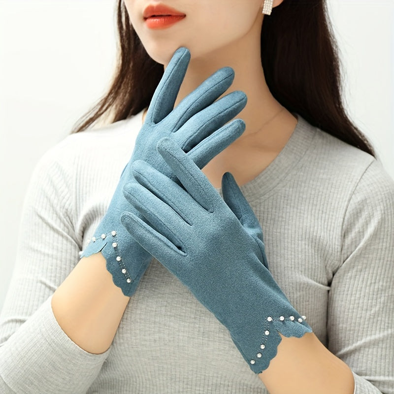 Gants tactiles femme bleus portés, poignet festonné orné de perles