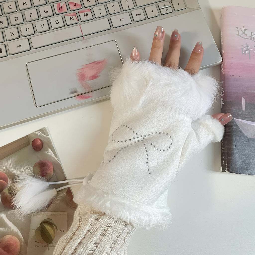 Main portant une mitaine blanche posée sur le clavier d'un ordinateur