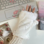 Main portant une mitaine blanche posée sur le clavier d'un ordinateur