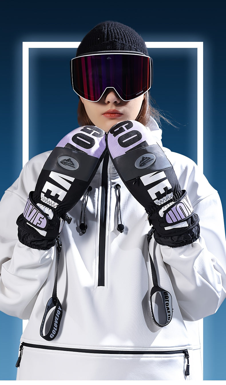 Femme portant des gants de ski moufle noir et violet, dragonne visible