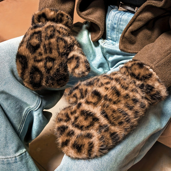 Moufle femme fausse fourrure imprimé léopard, portée