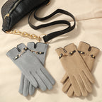 Gants femme gris et camel posés à plat près d'un sac noir
