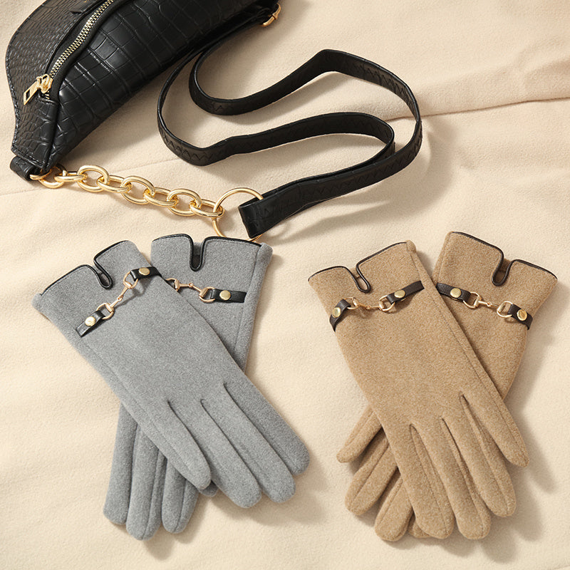 Gants femme gris et camel posés à plat près d'un sac noir