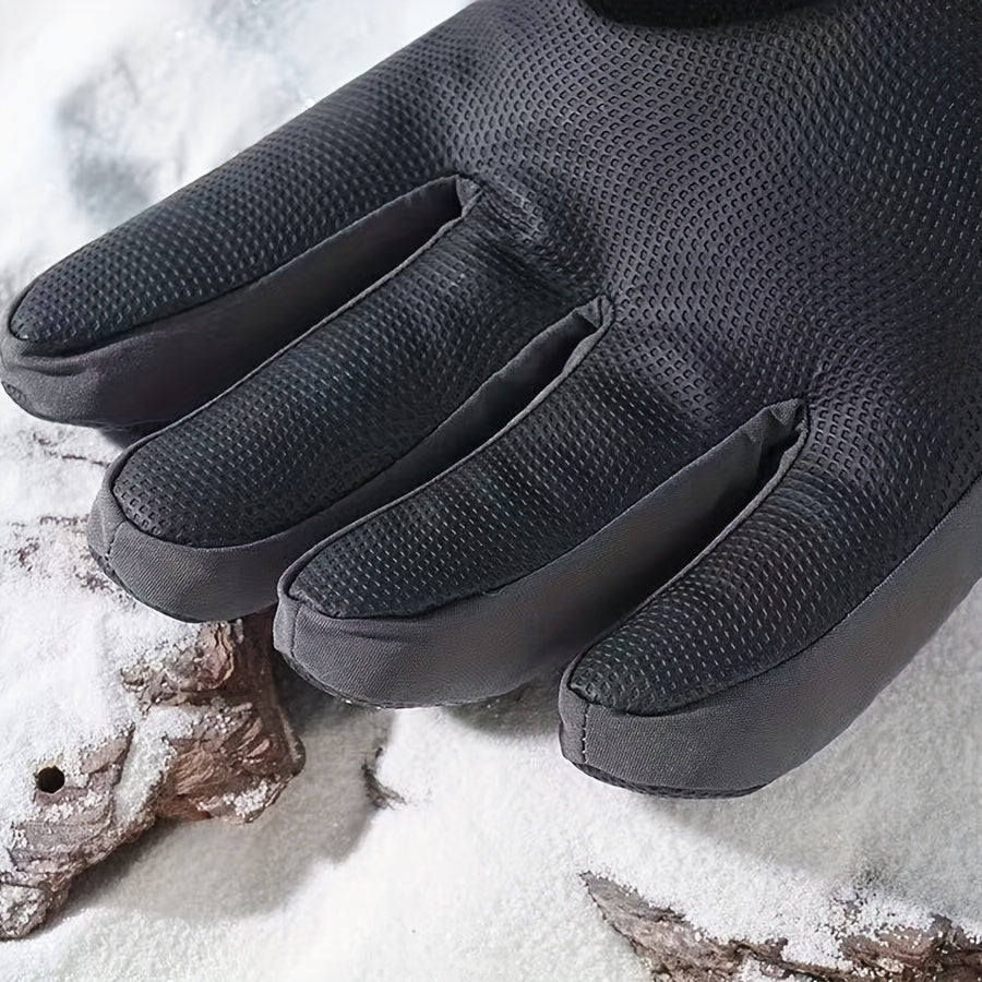 Gants de ski, paire tenue en main, vue rapprochée