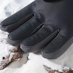 Gants de ski, paire tenue en main, vue rapprochée