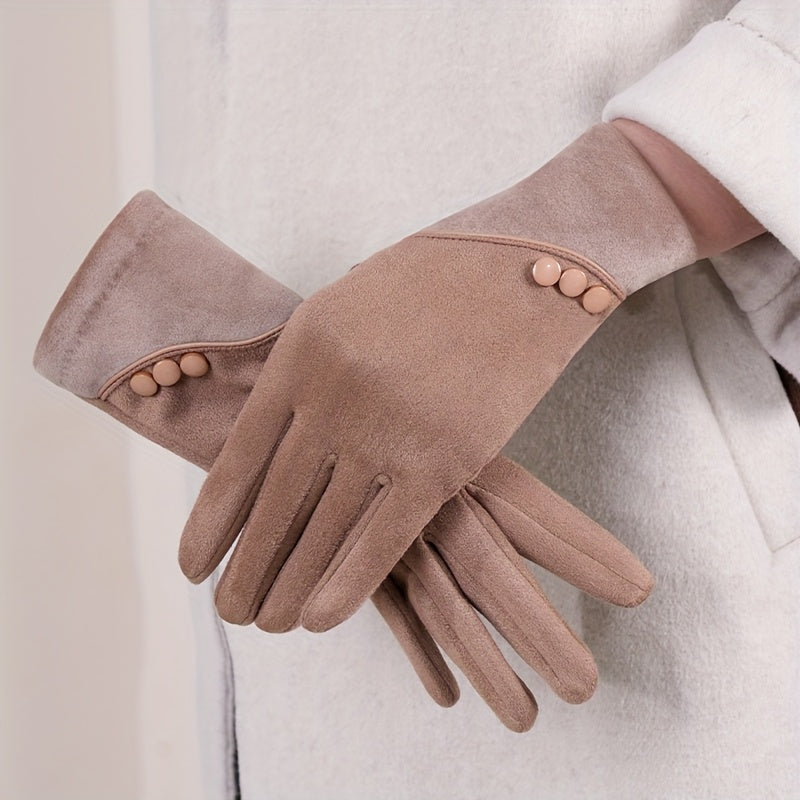 Gants femme vieux rose portés, gros plan sur l'empiècement à boutons
