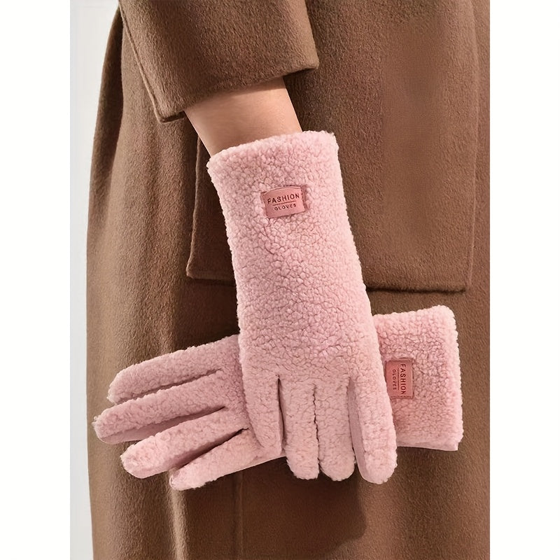 Gants fourrure femme effet teddy roses portés avec un manteau marron