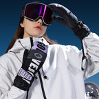 Gants de ski moufle noir et violet portés, poignet resserré