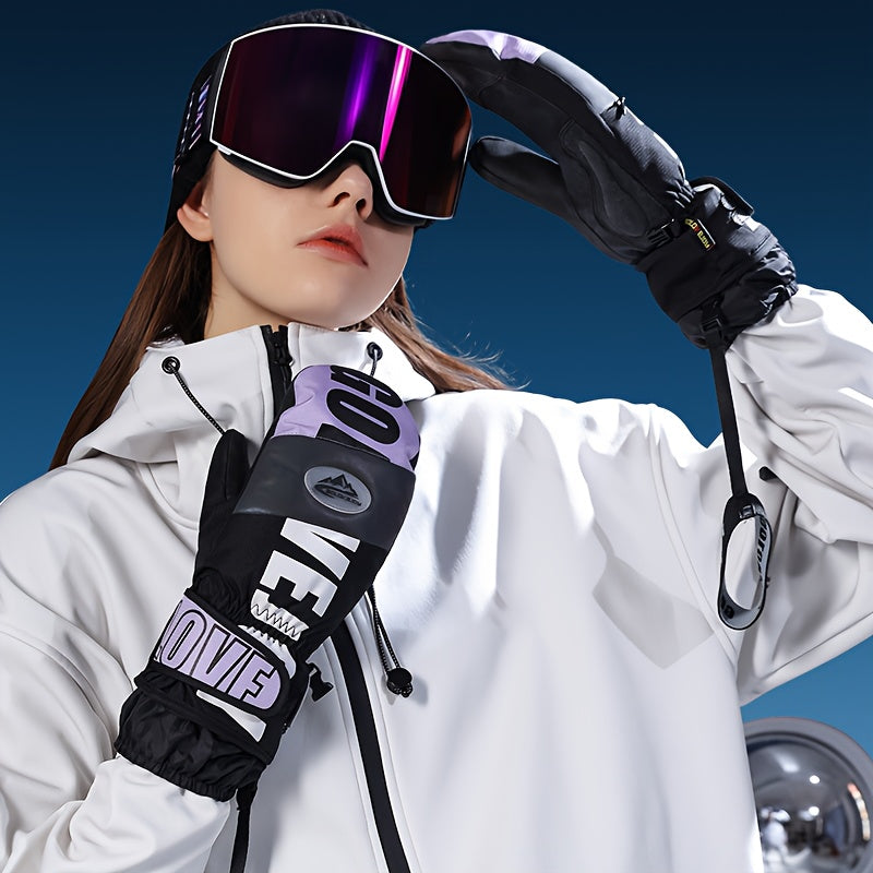 Gants de ski moufle noir et violet portés, poignet resserré