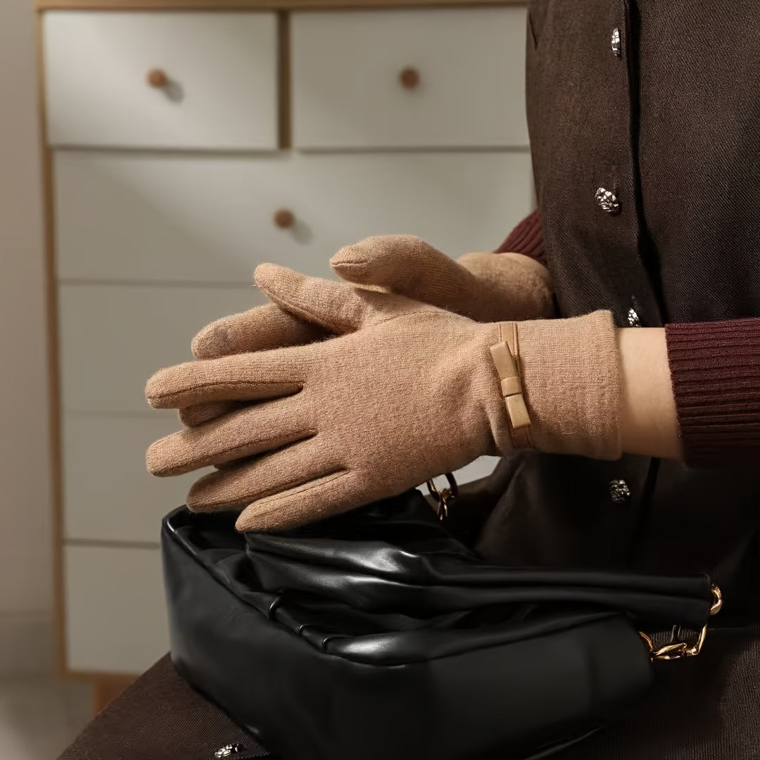 Gants en laine femme camel portés, petit nœud au poignet