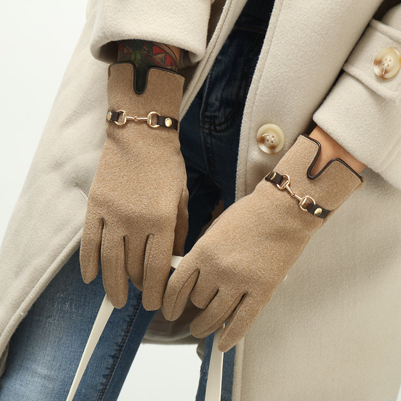 Gants femme camel portés avec un manteau écru, poignet échancré en V