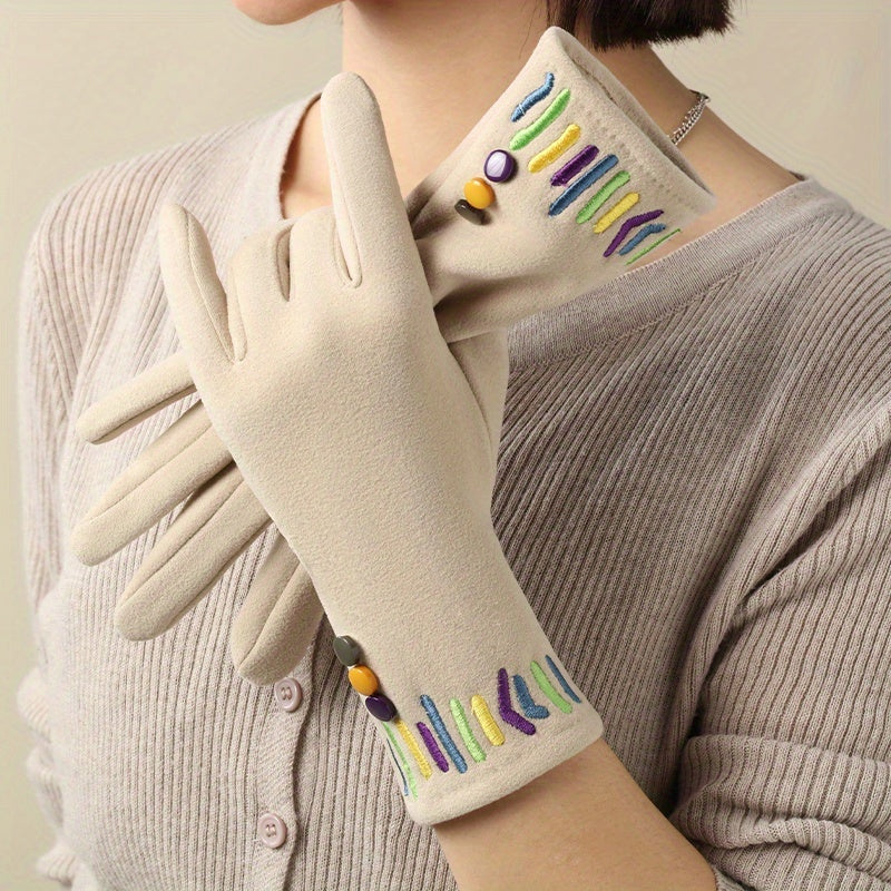 Gants femme beiges portés, broderie multicolore au poignet