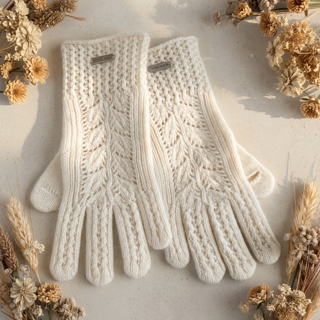Détail du motif ajouré crocheté sur le dos du gant