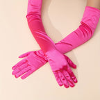 Gants longs femme satin portés avec une tenue de soirée