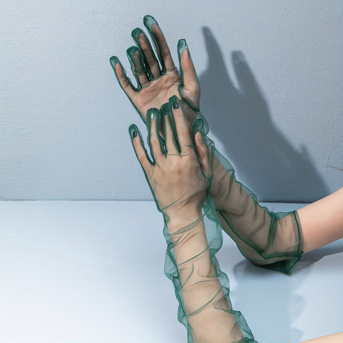 Gants longs femme transparents, vue complète du bras