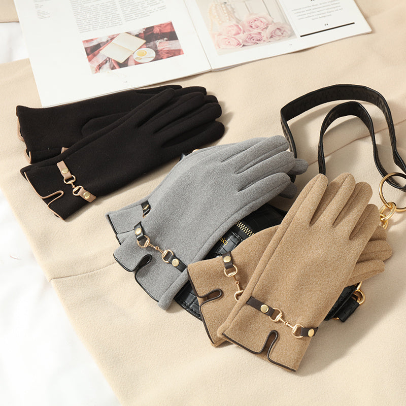 Gants femme noirs, gris et camel posés à plat côte à côte