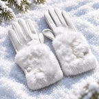 Gants femme blancs, détail de la patte à bouton sur la manchette