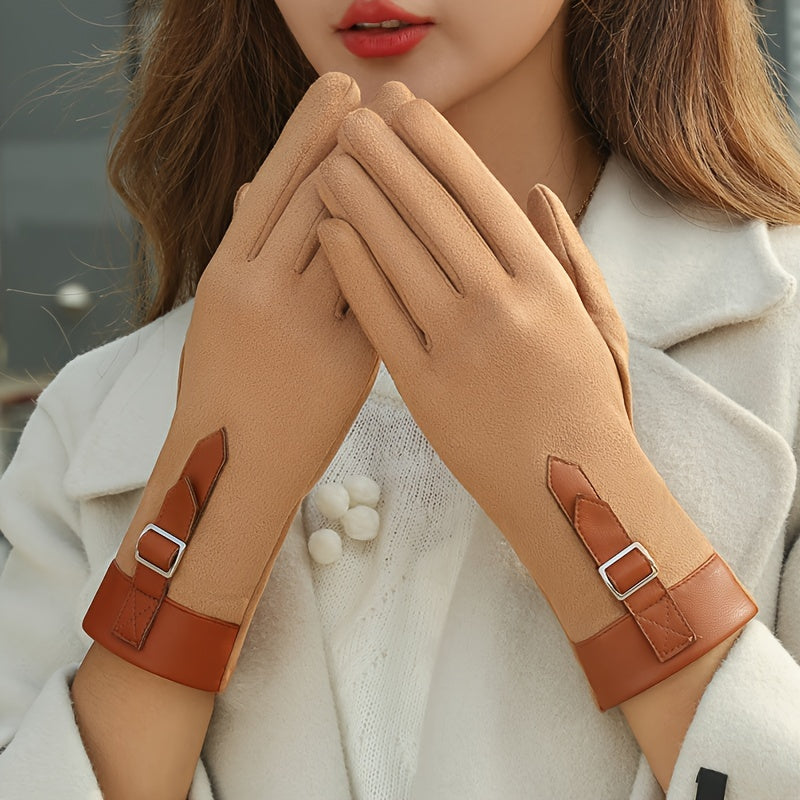 Gants femme tactiles camel portés, bord en similicuir marron