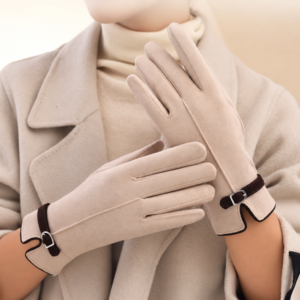Gants classiques femme beige portés, patte à boucle chocolat au poignet fendu
