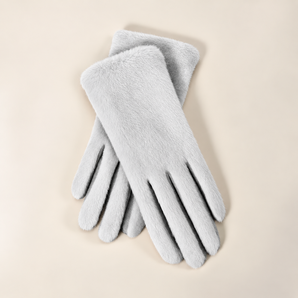 Paire de gants femme en peluche gris clair posée à plat