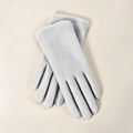 Paire de gants femme en peluche gris clair posée à plat