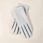 Paire de gants femme en peluche gris clair posée à plat