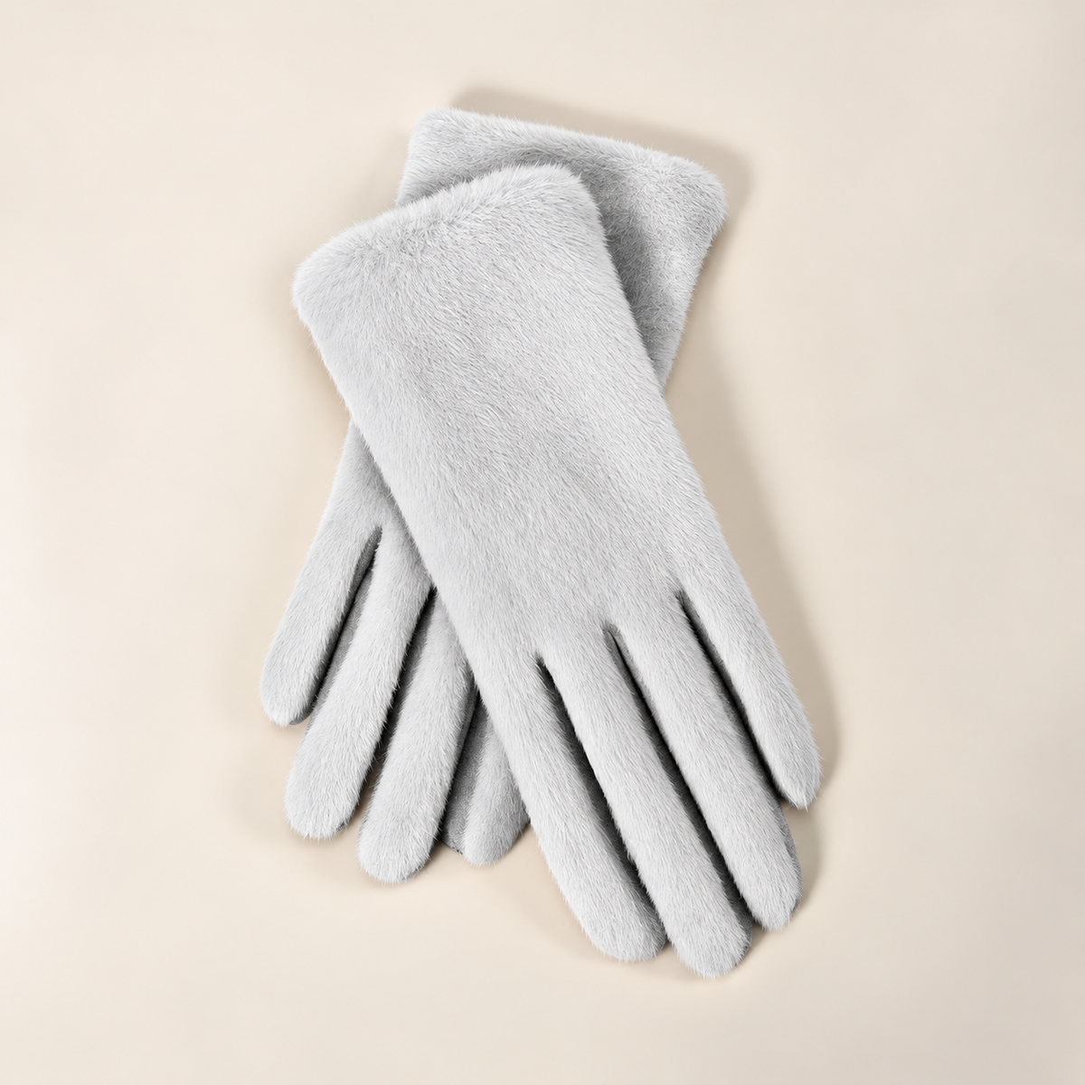 Paire de gants femme en peluche gris clair posée à plat