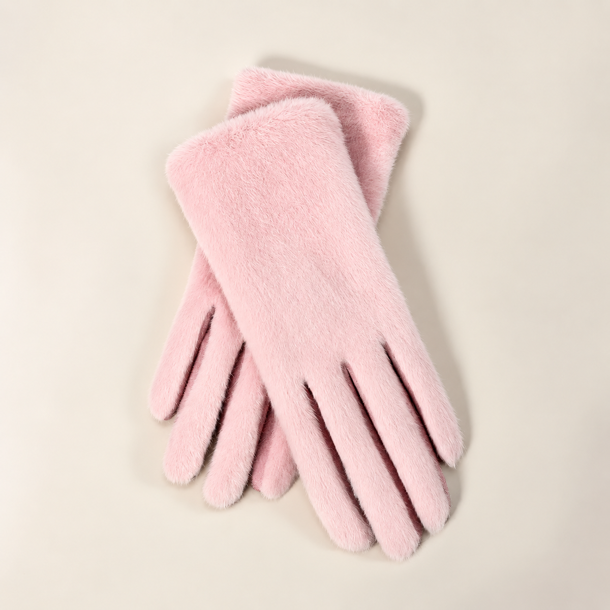 Paire de gants femme en peluche rose posée à plat