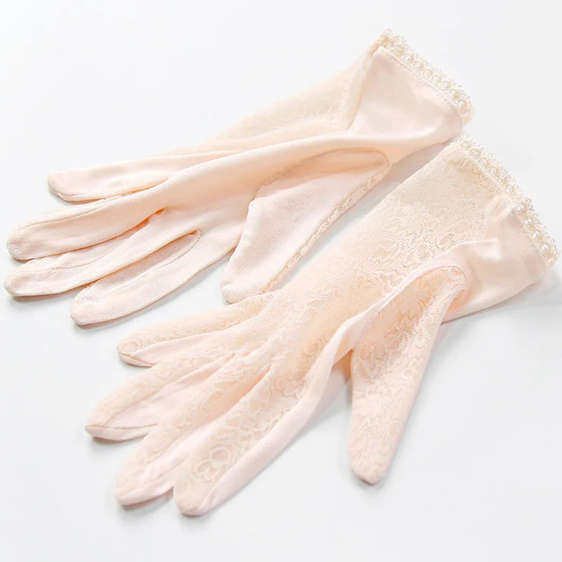 Gant femme en dentelle rose pâle, dos de la main et poignet