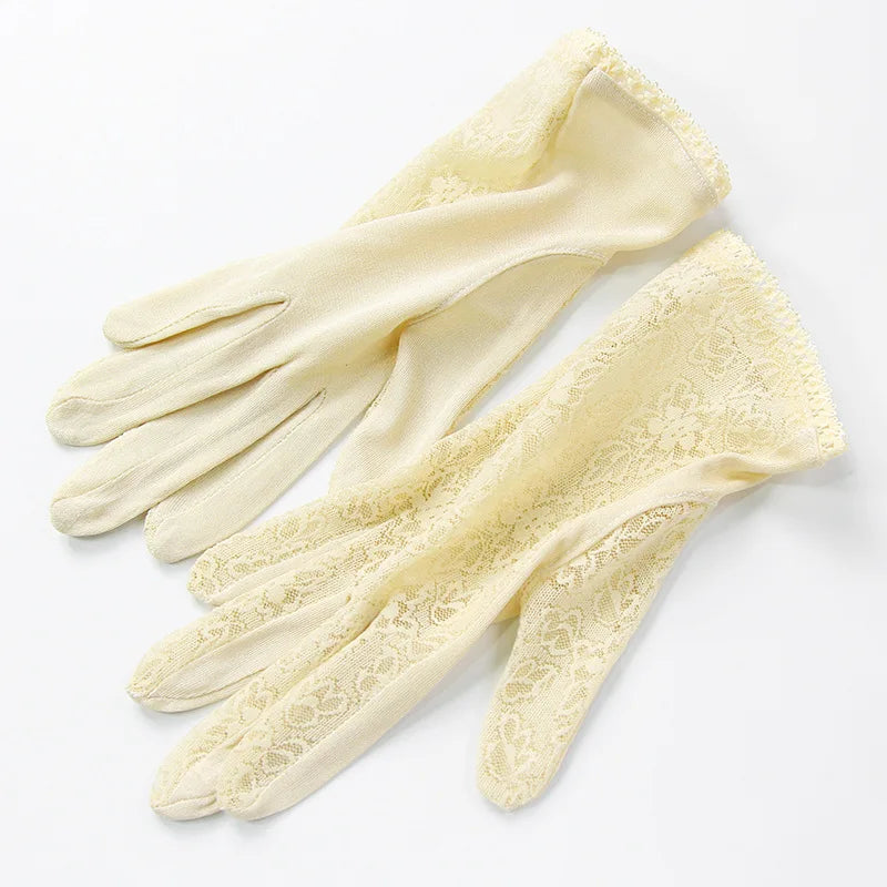 Gant femme en dentelle jaune pâle, dos de la main et poignet