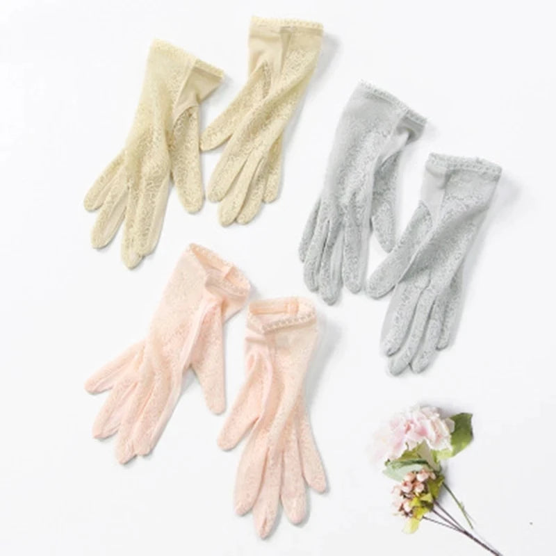 Les trois paires de gants femme en soie et dentelle posées à plat