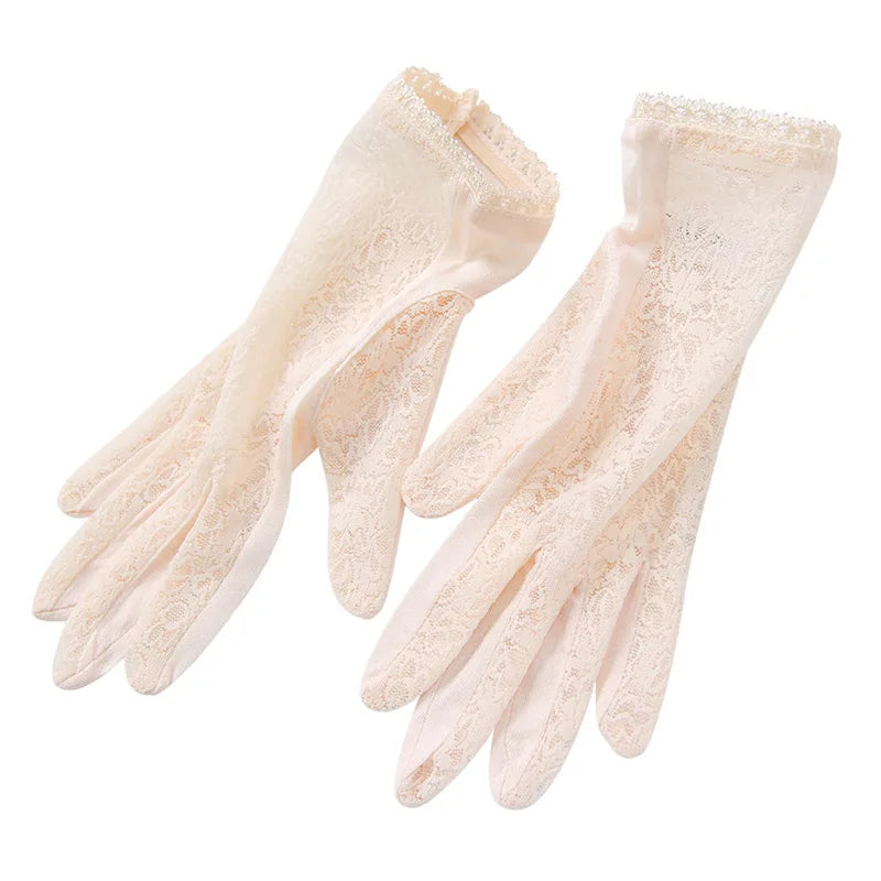 Gants femme en soie et dentelle rose pâle, paire posée à plat
