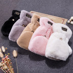 Mitaine femme en peluche, utilisation d'un smartphone